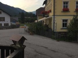 Ferienwohnung Nr.1，Hollenstein an der Ybbs的有停車位的飯店