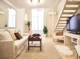 Pajaritos Palace by Valcambre