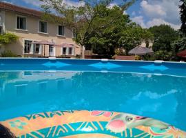 'La Maison Catalpa' French Farmhouse with Pool & Jaccuzi, hotel em Saint-Privat-des-Prés
