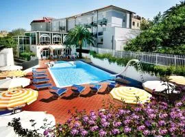 Hotel Riviera 3 Stelle con piscina estiva gratuita e garage a pagamento