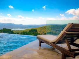 Luxury villa with private infinity pool、Kardhakátaのキッチン付きホテル