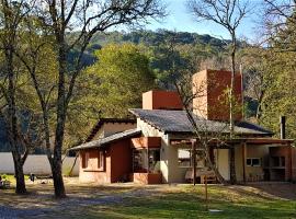 Caba&ntilde;as Canto a Jujuy- acceso privado al Rio, villa en Yala