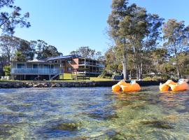 Dungowan Holiday Accommodation, serviced apartment in Erowal Bay