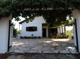 Katomeris Beach House, hotel v destinaci Roda