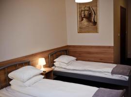 KOLUMNY 217- tanie noclegi pracownicze, parking bezpłatny, habitación en casa particular en Lodz