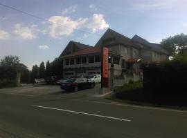 Karavan 123, hotel con parking en Raška