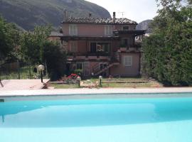 Villa Claudia indipendente con piscina ad uso esclusivo, budgethotell i Genga