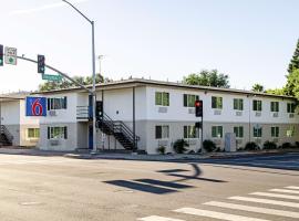 Motel 6-Modesto, CA - Downtown, hotel berdekatan Modesto City-County (Harry Sham Field) - MOD, 