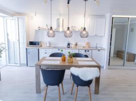 Studio Suite near Lake with Jacuzzi, hotel en Sumy