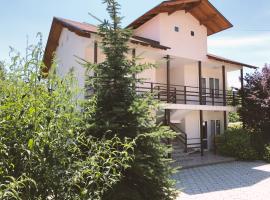 Гостевой дом ЛЕТО на Иссык-Куле – hotel w mieście Dolinka