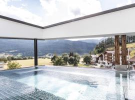 Aktiv- und Wellnesshotel Traube- Post, hotel near Lake Resia, Curon Venosta