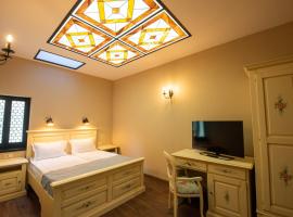 HOTEL BOUTIQUE CASA CHITIC -HOTEL AND RESTAURANT Str Johann Gott nr7, hotel en Brasov