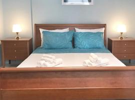 Renovated apt 100m from beach WiFi AC, hotel v destinaci Anavissos