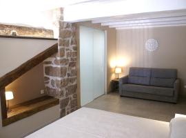 Habitacions Plaça Major – hotel w mieście Santa Pau