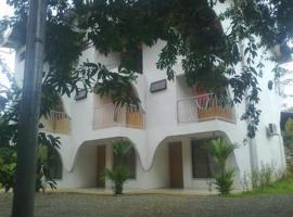 Cabinas Arrullos del Rio, hotel en La Marina