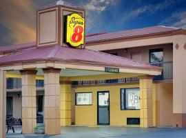 Super 8 by Wyndham Athens, hotel com estacionamento em Athens