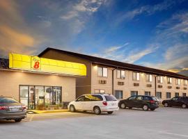 Super 8 by Wyndham Macomb, motel in Macomb