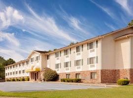 Super 8 by Wyndham Fayetteville: Fayetteville şehrinde bir otel