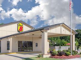 Super 8 by Wyndham Clarksville AR, hotell i nærheten av University of the Ozarks i Clarksville