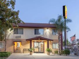 Super 8 by Wyndham Selma/Fresno Area, отель с бассейном в городе Selma