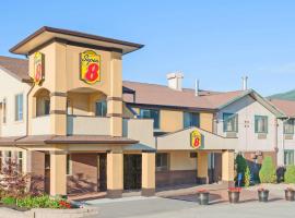 Super 8 by Wyndham Salmon Arm, hotel v destinaci Salmon Arm