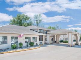 Super 8 by Wyndham Ottumwa, hotel con estacionamiento en Ottumwa