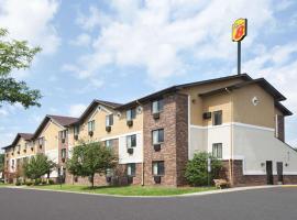 Super 8 by Wyndham Canton/Livonia Area, hotell i Canton