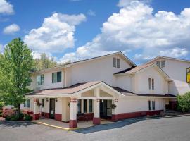 Super 8 by Wyndham Newburgh/West Point Stewart Intl Airport, hotel v destinaci Newburgh