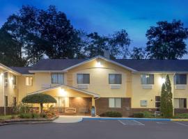 Super 8 by Wyndham Radford VA, hotel near Virginia Tech Montgomery Executive Airport - BCB, Radford