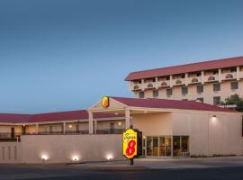 Super 8 by Wyndham Lubbock Civic Center North، موتيل في لوبوك