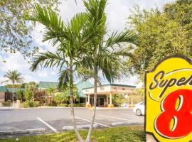 Super 8 by Wyndham North Palm Beach: North Palm Beach şehrinde bir motel