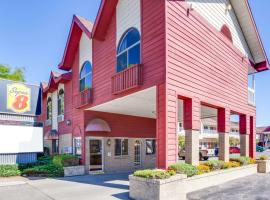 Super 8 Beachfront by Wyndham Mackinaw City, MI, hotel sa Mackinaw City