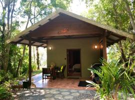 Gunnadoo Holiday Hut with Ocean Views and Jacuzzi, hôtel avec parking à Miallo