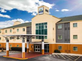 Days Inn & Suites by Wyndham Augusta Near Fort Eisenhower, hotel with pools in Augusta