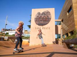 Noah Surf House Portugal, hotel em Santa Cruz