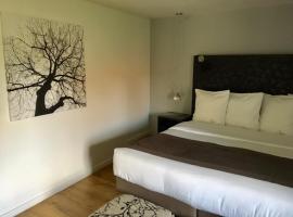 Casa9 Hôtel, hotel v destinaci Thuir