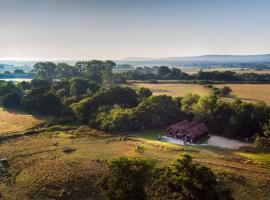 The Mill House on the Brooks South Downs West Sussex Sleeps 15, hotel met parkeren in Hardham