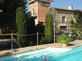 Le Pigeonnier gîte privé climatisé avec piscine couverte et chauffée plus SPA, holiday home in Alzonne