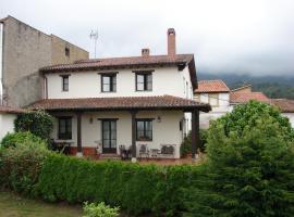 Casa de Aldea Los Duesos, guest house di Caravia