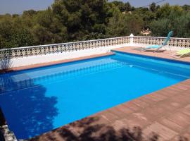 Chalet en el Monte con Piscina、サグントのシャレー