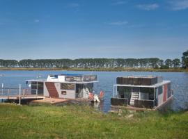 Houseboat, hotelli kohteessa Błotnik