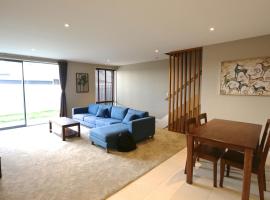 Golden Sun Apartment -Two bedrooms, Three bedrooms, hotel in Christchurch