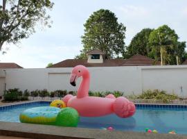 The Pool House Pattaya บ้านเดอะพูลเฮาส์พัทยา, hotel com piscina em Bang Lamung
