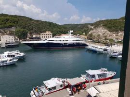 Superbe T3 sur la Marina de Bonifacio, hotel i Bonifacio