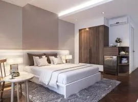 HA NOI HOTEL near Tan Son Nhat Airport --- FREE Airport Pick-Up and Drop-Off Available 24 Hours a Day、にあるタンソンニャット国際空港 - SGNの周辺ホテル