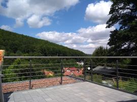 Ferienhaus "Haus Sommerstieg", budjettihotelli kohteessa Waltershausen