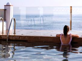 Chezmoihomes Duplex Penthouse with Swimming Pool, hotel sa La Herradura