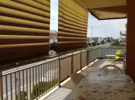 Fronte mare con grande terrazzo spiaggia sotto casa - WiFi