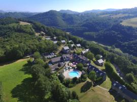 VVF Cantal Salers Vendes、Bassignacのホテル