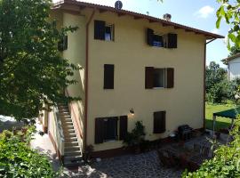 Cherry House B&B: Polinago'da bir otel